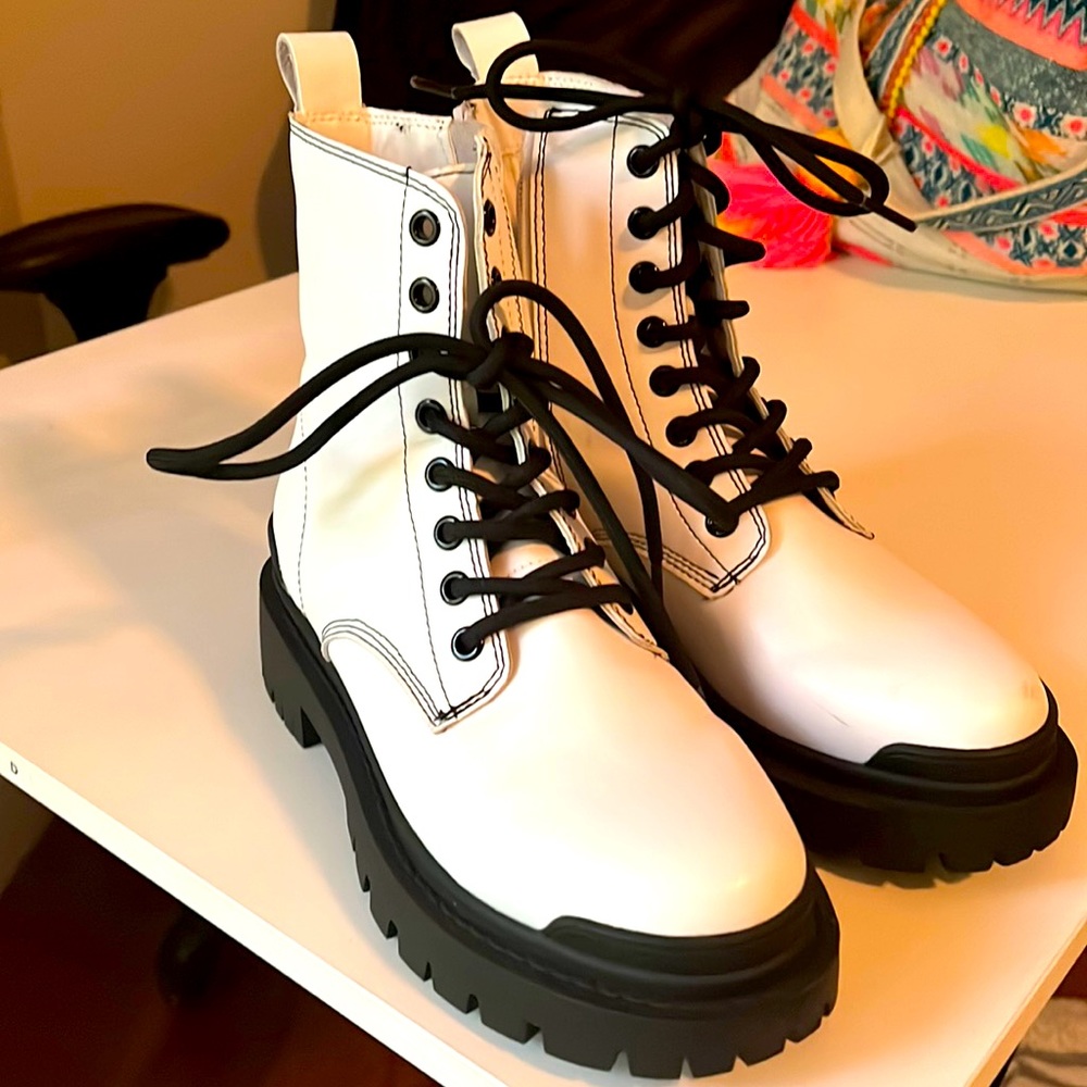 Aqua boots size 6